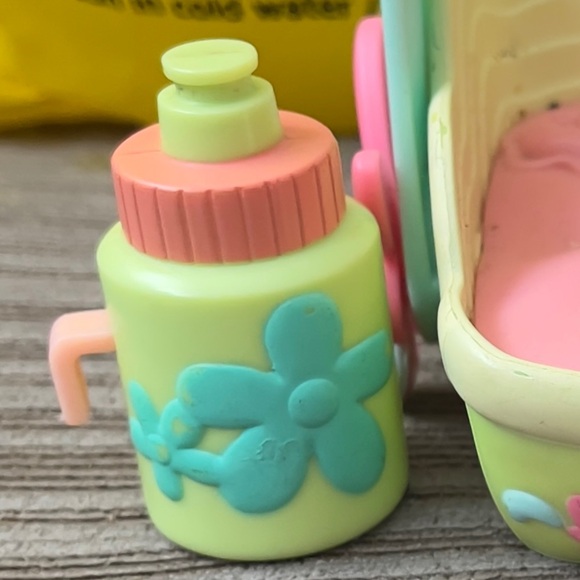 Littlest pet shop cat with magnetic feet which connect to cat’s bed. - Picture 2 of 8